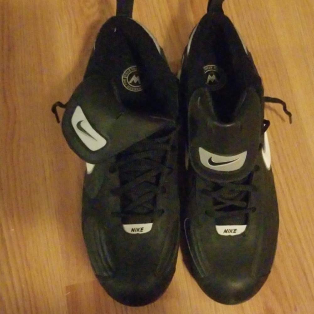 Baseball/softball cleats. (Woman)
